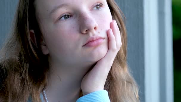 Tiener Meisje Leunend Arm Verdrietig Bedachtzaam Denken Glimlachen Met Eenvoudige — Stockvideo