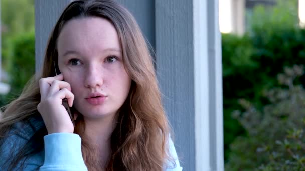 Портрет Шокированной Удивленной Женщины Синем Пуловере Говорящего Телефона Слушающей Информацию — стоковое видео