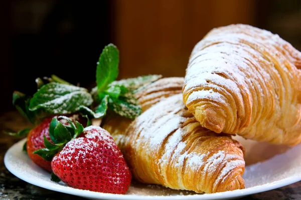 Açúcar Polvilhando Croissant Uma Placa Branca Croissant Com Morangos Dois — Fotografia de Stock