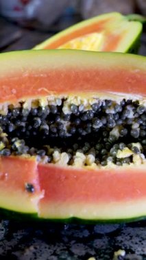4k Dolly shot, yarıya bölünmüş olgun bir papaya 'nın makro animasyonu, tohumları ve yenilebilen dokusunu gördü. - Evet. Yüksek kaliteli FullHD görüntüler
