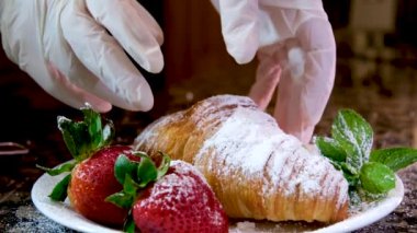 En sevdiğiniz restoranda ya da evinizde köpüklü bir bardak yeşil kibritle sabah kruvasanı. Sabah kahvaltısı için taze hamur işleri sıcak kibrit içeceği ve kruvasan. Kruvasanı kır. Yüksek kalite