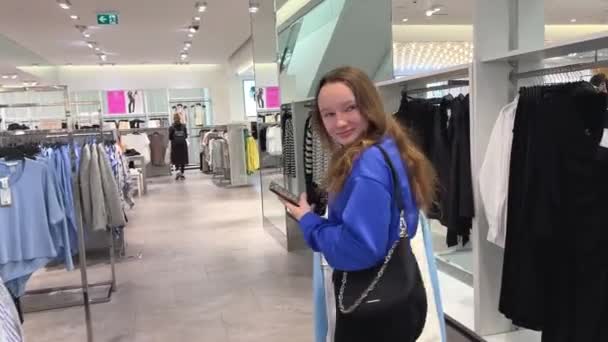 Dospívající Dívka Jde Nakupovat Koupí Věci Vyplatí Pokladně Zkoumá Různé — Stock video