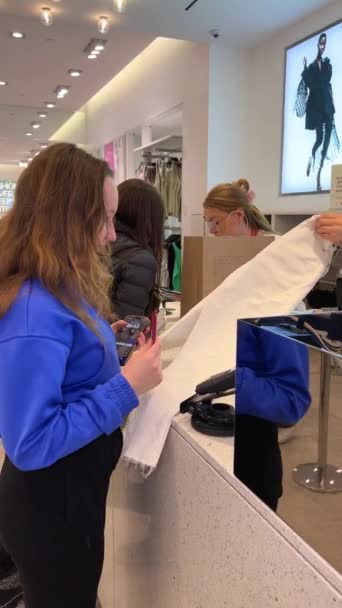 Genç Bir Kız Alışverişe Gider Bir Şeyler Satın Alır Kasada — Stok video