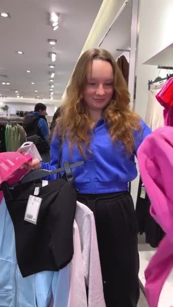 Дівчинка Підліткового Віку Яка Купує Одяг Вибирає Новий Одяг Підлітка — стокове відео