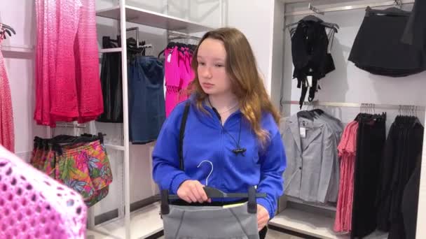 Девушка Подросток Покупки Одежды Выбирая Новый Наряд Подростковая Любовь Моде — стоковое видео