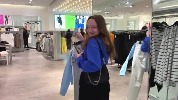 소녀가 쇼핑하러 계산대에서 동작을 여성들의 아름다운 욕망을 캐나다 밴쿠버 2023 — 비디오