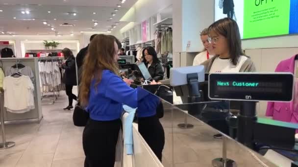 Tonårstjej Shoppar Köper Saker Lönar Sig Kassan Undersöker Olika Kläder — Stockvideo