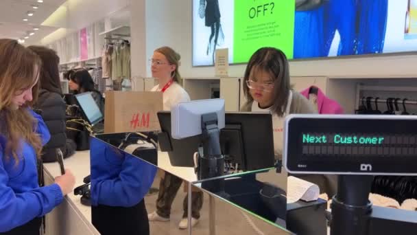 Έφηβος Κορίτσι Πηγαίνει Για Ψώνια Αγοράζει Πράγματα Πληρώνει Μακριά Στο — Αρχείο Βίντεο