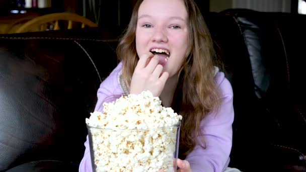 Mladá Dívka Teenager Pití Slámy Skleněného Nápoje Popcorn Velká Mísa — Stock video