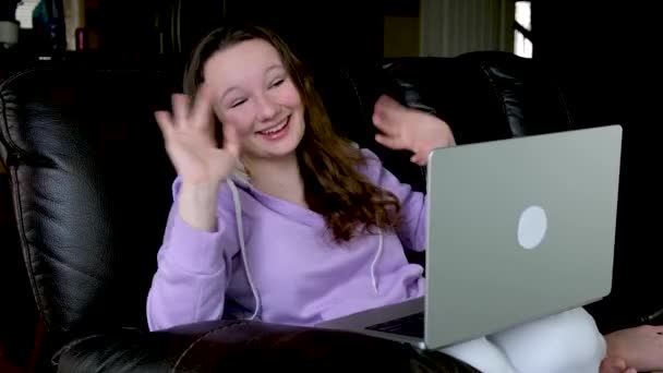Tiener Meisje Lila Trui Met Laptop Knieën Vreugde Geopend Mond — Stockvideo