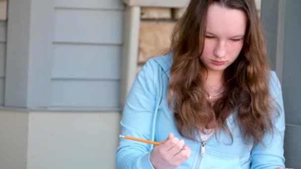Portret Van Het Blanke Tienermeisje Van Middelbare School Studente Bladert — Stockvideo
