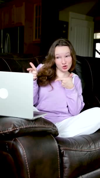 Mostrar Dedos Computador Rir Dança Sorriso Agradável Conversa Adolescente Sentada — Vídeo de Stock