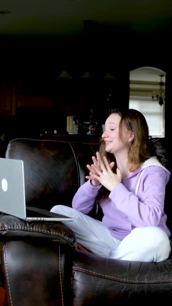 Tonårstjej Lila Tröja Med Laptop Knän Glädje Öppnade Munnen Starkt — Stockvideo