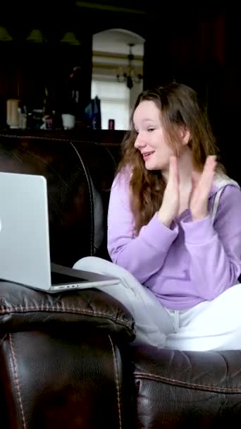Adolescente Sta Parlando Sul Cellulare Nel Computer Portatile Batte Felicemente — Video Stock