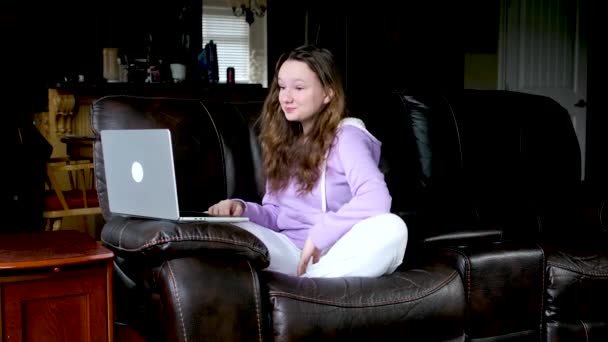 Happy Teen Girl Talking Camera Holding Phone Recording Vlog Szőke — Stock videók