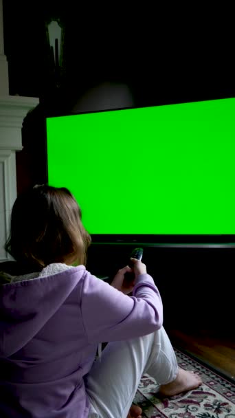 Дивитися Телевізор Зелений Екран Доллі Постріл Дівчина Хвостом Дивиться Великий — стокове відео