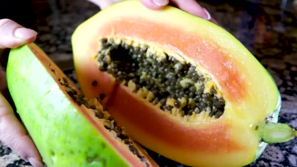 Jumătate Fructe Papaya Coapte Semințe Pulpă Fructe Tropicale Parfumată Papaw — Videoclip de stoc