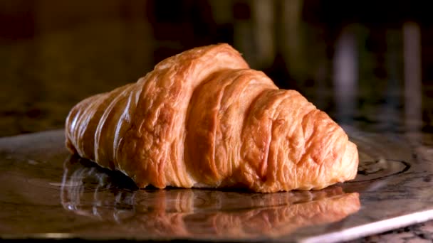 Delicioso Croissant Crujiente Primer Plano Madera Confección Tradicional Cocina Francesa — Vídeos de Stock