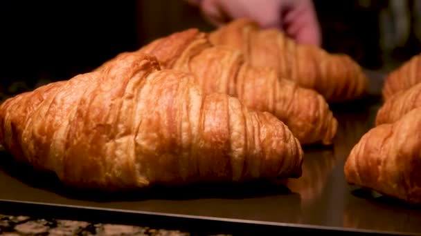 Croissants Recém Assados Mesa Café Manhã Vídeo Rotação Imagens Alta — Vídeo de Stock