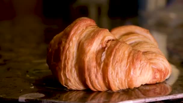 Croissants Fliegen Zeitlupe Gegen Schwarz Hochwertiges Filmmaterial — Stockvideo