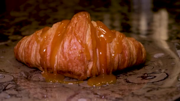 Nybakad Croissant Med Flytande Karamell Inuti Skuren Mitten Isolerad Vit — Stockvideo