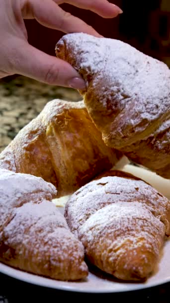 Sušený Cukr Nalije Croissanty Zblízka Pohled Náplň Moukou Nebo Cukrem — Stock video