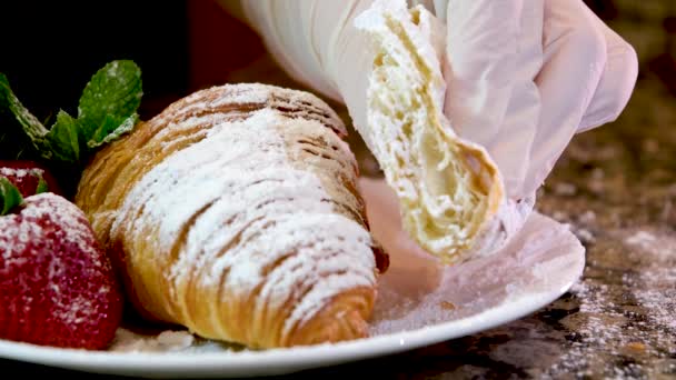 Croissant Fresco Con Deliziosa Crema Pasticcera Spezzata Mani Ragazza Filmati — Video Stock