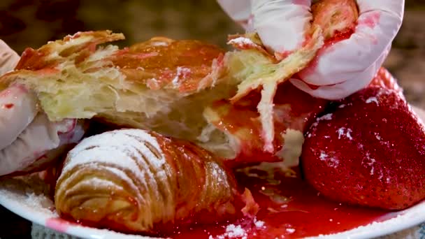 Kettéeszek Egy Croissant Croissant Van Asztalon Dolly Slider Croissant Eperporral — Stock videók