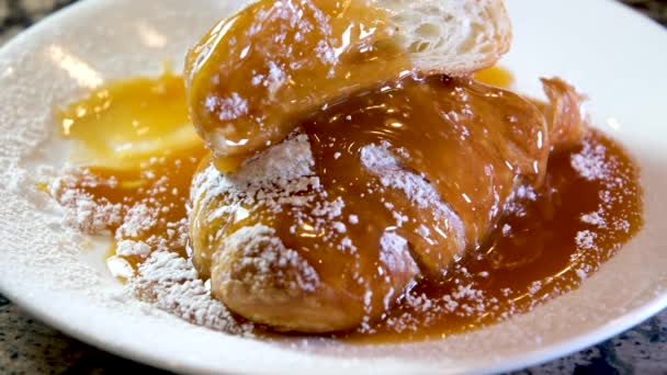 Lahodný Domácí Croissant Jedlými Zlatými Listovými Vločkami Schabinu Makadamii Mandlovým — Stock video