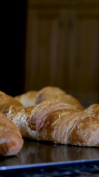 Köstliche Croissants Auf Backblech Weibliche Hand Dreht Sie Die Achse — Stockvideo