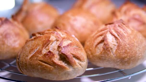 カボチャのパンの葉 自家製全粒ライ麦酵母フリーパン白ストライプのタオル高品質 — ストック動画