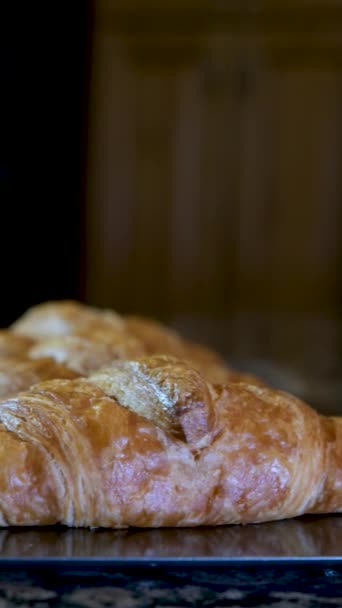 Ragazza Prende Croissant Freschi Forno Vassoio Croissant Fatto Mano Sulla — Video Stock