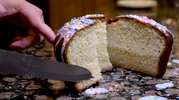 男性のパン職人の手は生地ケーキにナイフでカットを作ります 高品質4K映像 — ストック動画