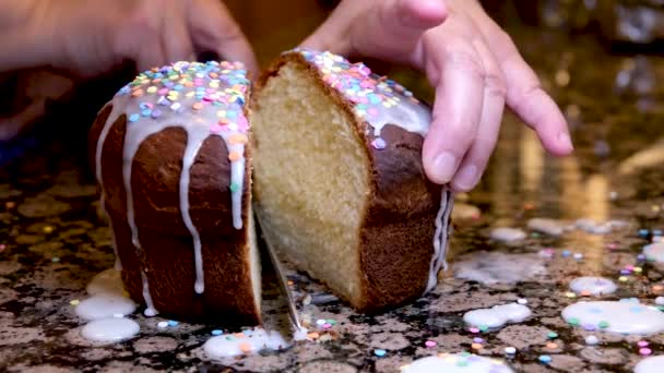 Donna Mano Taglia Una Torta Pasqua Madre Taglia Pasticcini Festivi — Video Stock