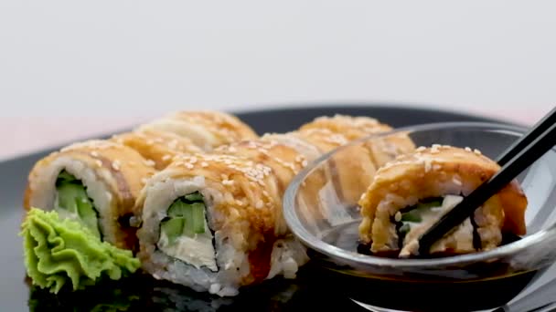 Mencelupkan Satu Sushi Gulung Dalam Kecap Pada Latar Belakang Hitam — Stok Video