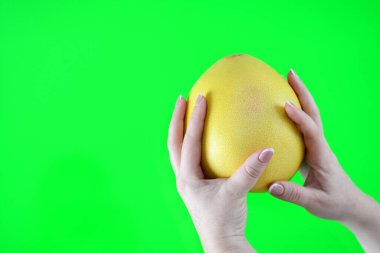 İzole edilmiş mavi bir arka planda olgun sulu greyfurt. Doğal bir ürün. Boşluğu kopyala Yüksek kalite fotoğraf