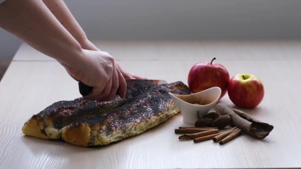 요리하는 여자는 식탁에서 가지고 형태를 취한다 파이를 만드는 과정입니다 클로즈업 — 비디오