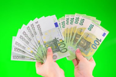 Koyu renkli arka planda izole edilmiş yedi yüz banknottan oluşan avroya yaklaş, üç eski ve dört yeni 100 banknot. Yüksek kalite fotoğraf