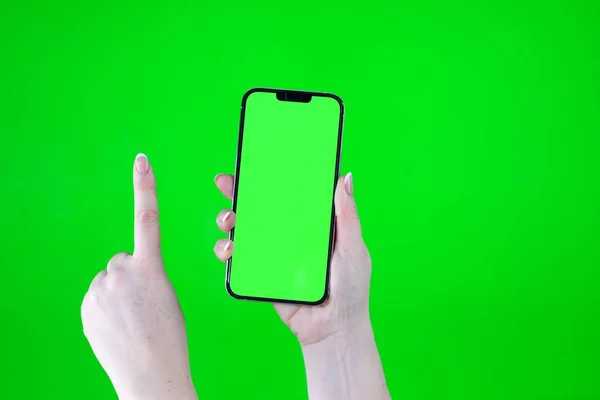 Kvinnliga Händer Grön Bakgrund Visar Ett Finger Ett Nummer Ett — Stockfoto