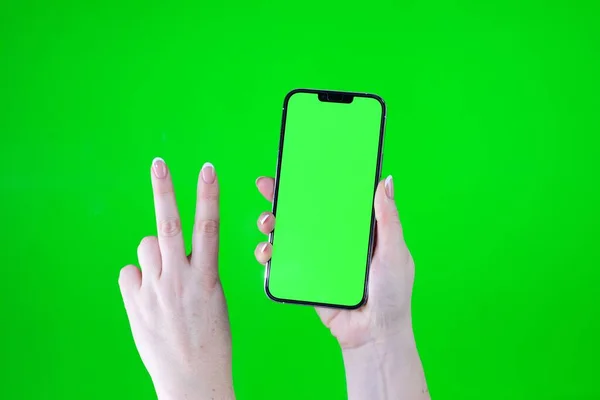 Жіночі Руки Зеленому Фоні Показують Палець Номер Один Телефоні Також — стокове фото