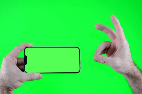 Mans Ruka Ukazuje Mobilní Smartphone Zelenou Obrazovkou Svislé Poloze Izolované — Stock fotografie