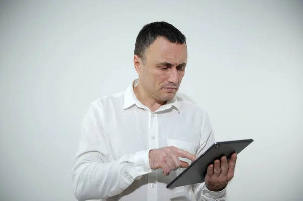 Ein Mann Mittleren Alters Steht Und Bedient Einen Laptop Hochwertiges — Stockfoto