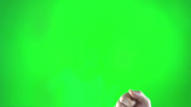 Erkek Kıllı Yeşil Arka Planda Baş Parmağını Gösteriyor Erkek Krom — Stok video