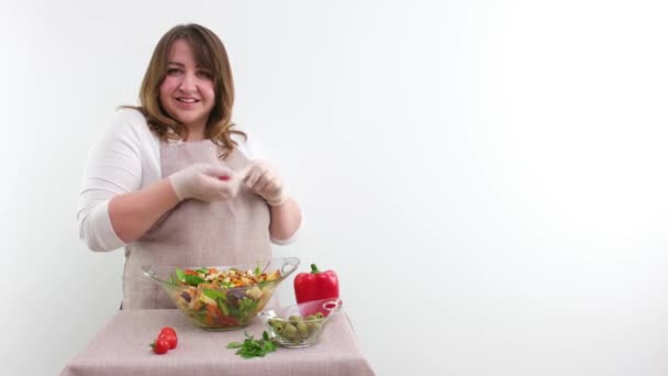 Pulchny Kobieta Szef Kuchni Rzuca Cherry Pomidor Sexy Zjada Uśmiecha — Wideo stockowe