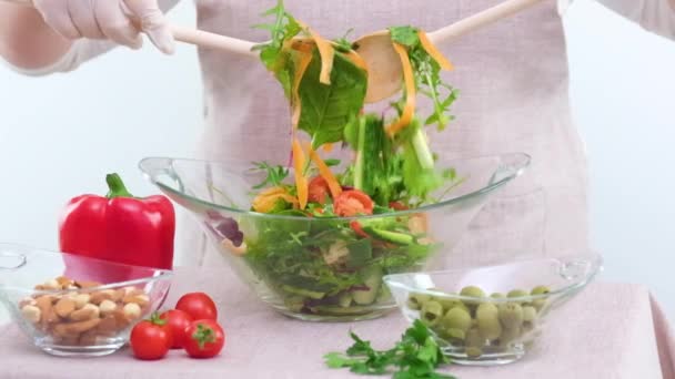 Amestecând Salată Delicioasă Apetisantă Morcovi Felii Ardei Diferite Măsline Verzi — Videoclip de stoc