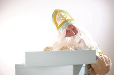 Noel Baba 'nın elinde pizza var. Beyaz eldivenli, sakallı, kırmızı ceketli Noel Baba 'nın elindeki pizza kutusu. Noel pizza teslimatı. - Evet. Yüksek kalite fotoğraf