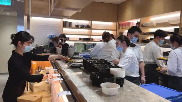 Sushi Bar Kuchaři Připravují Lahodné Jídlo Mnoho Mužů Žen Maskách — Stock video