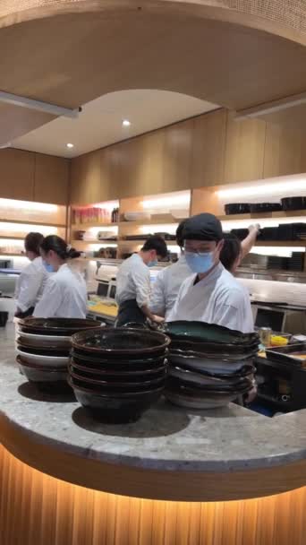 아시아 요리에 도움이 장갑을 마스크를 남녀들 맛있는 음식을 만드는 요리사 — 비디오