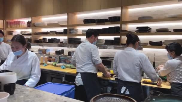 Sushi Bar Kucharze Przygotowanie Pyszne Jedzenie Wielu Mężczyzn Kobiet Maskach — Wideo stockowe