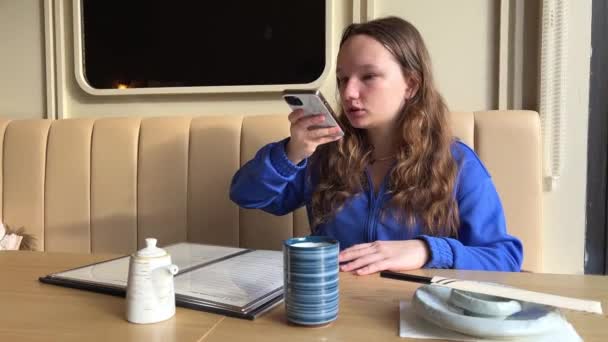 Женщина Сканирует Штрих Код Код Ресторане Кафе — стоковое видео
